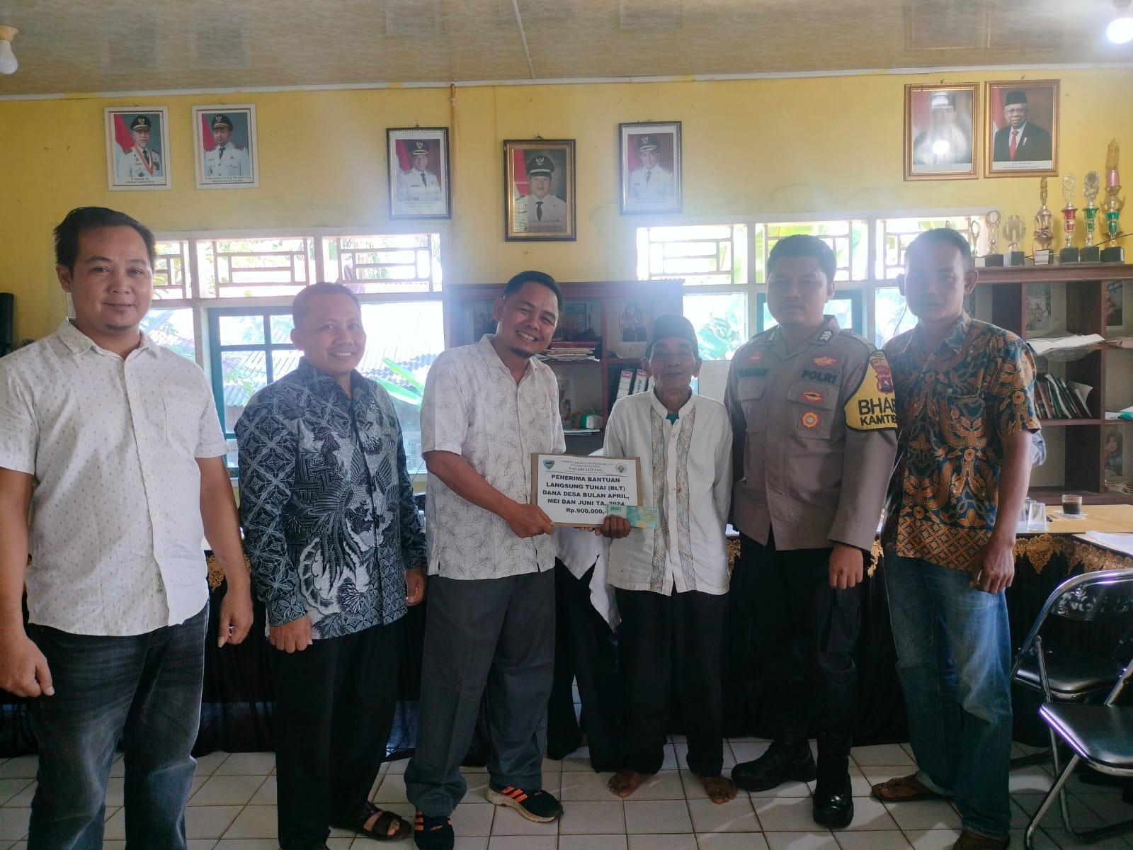Pembagian BLT di Nagari Lunang 