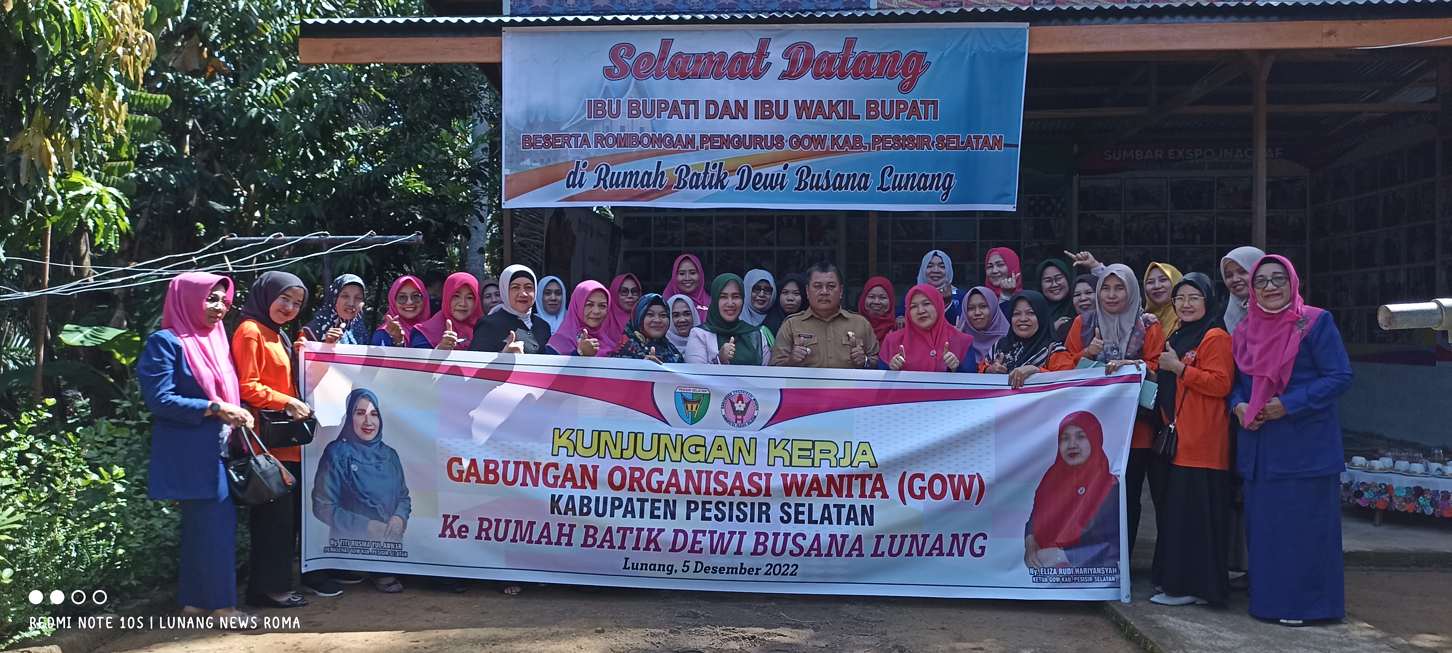 Rombongan Gow berkunjung ke rumah batik busana 