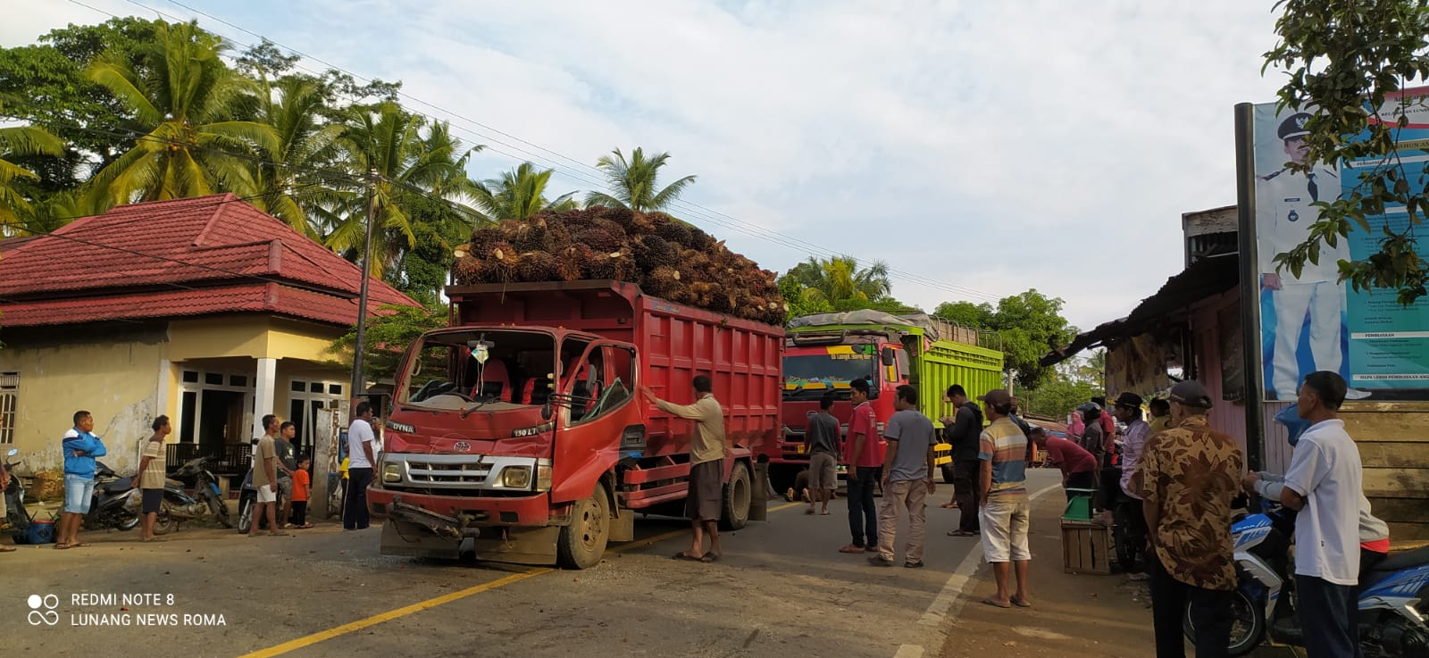 tabrakan beruntun  mobil muatan sawit