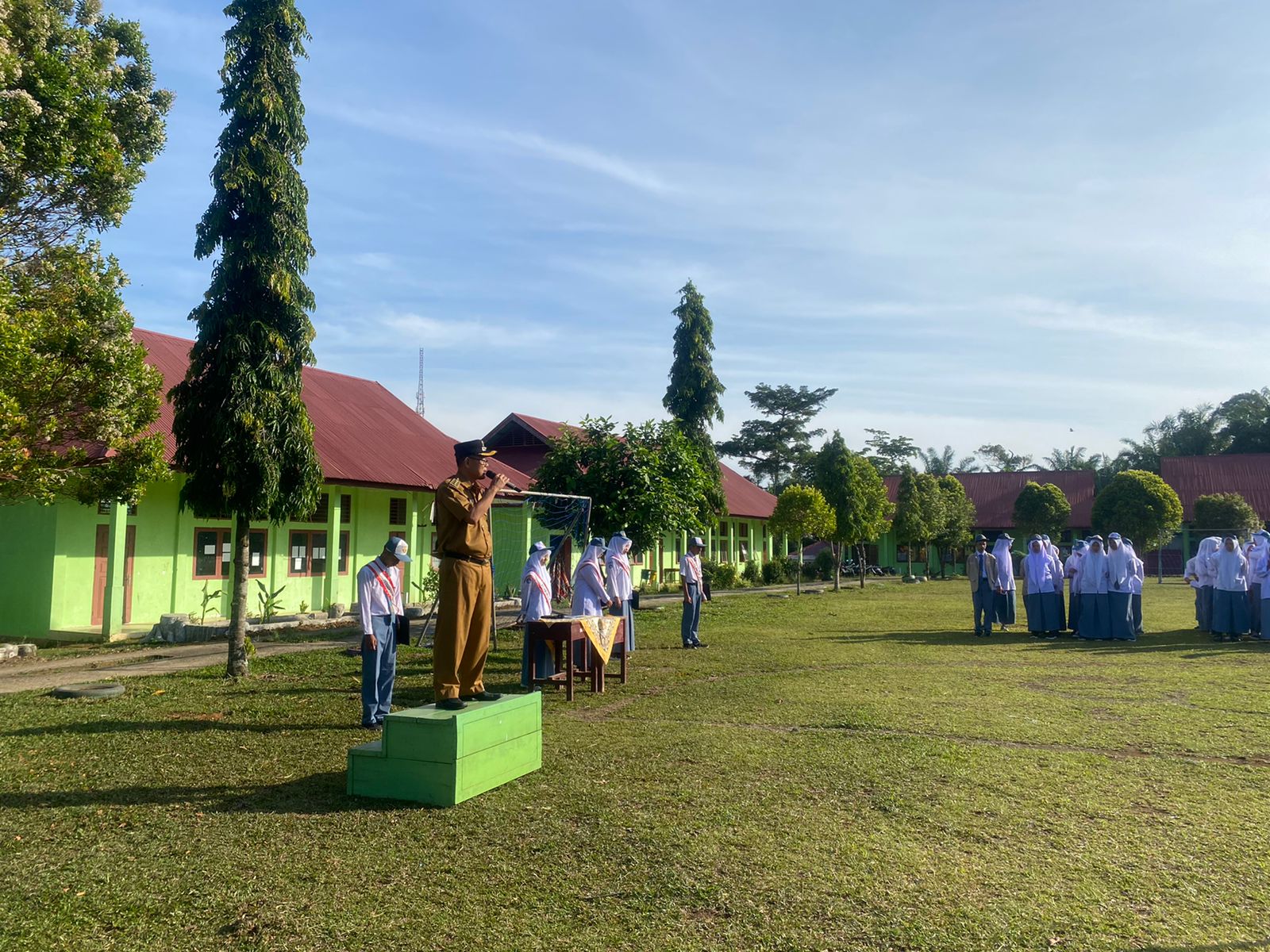 Camat Lunang Pembina Upacara di SMAN 1 Lunang
