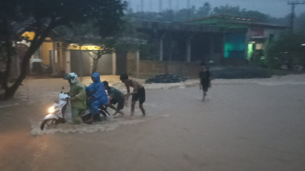 Curah Hujan Tinggi Sebabkan Banjir di Kecamatan Lunang