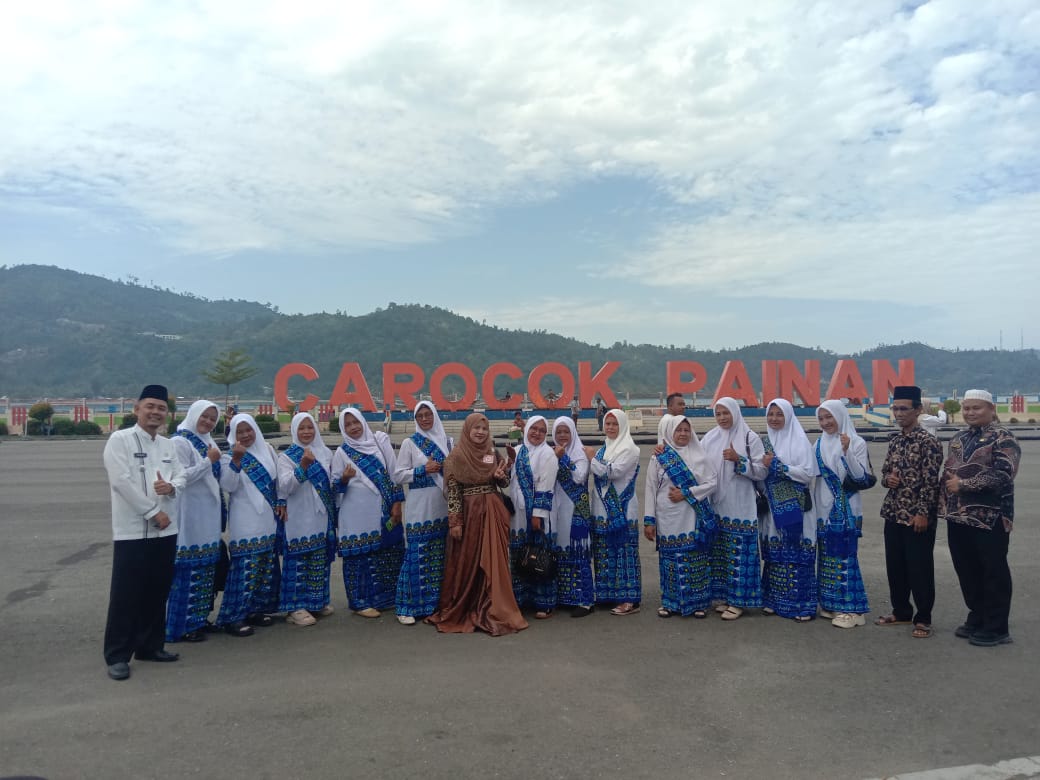 Tim Kasidah Kecamatan Lunang Tampil Memukau di Festival 1 Muharam di Painan