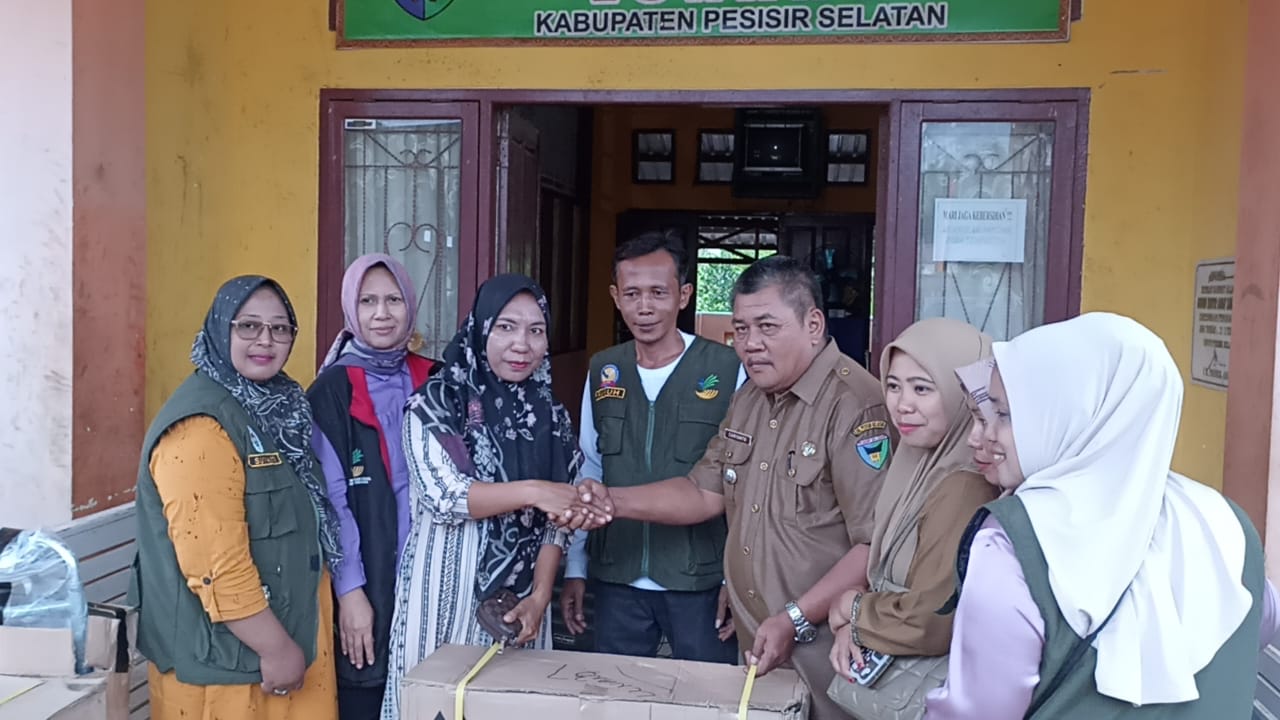 Bantuan Kursi Roda untuk Warga Lunang diserakan