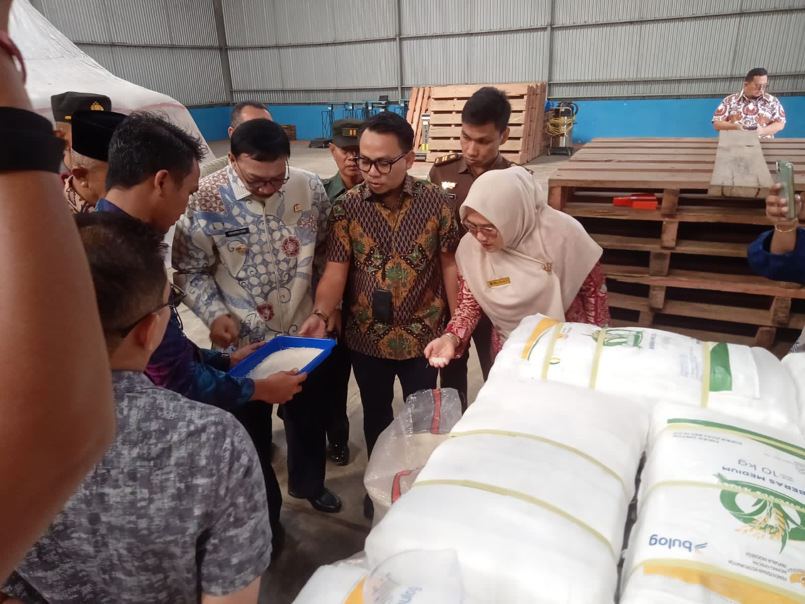 Bupati Hendrajon tinjau stok beras, aman untuk tiga bulan ke depan