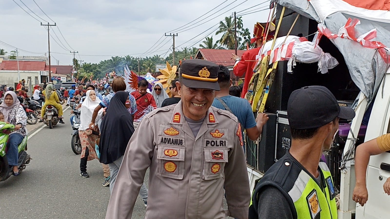 Luar Biasa : Pawai Alegoris Kecamata Lunang 