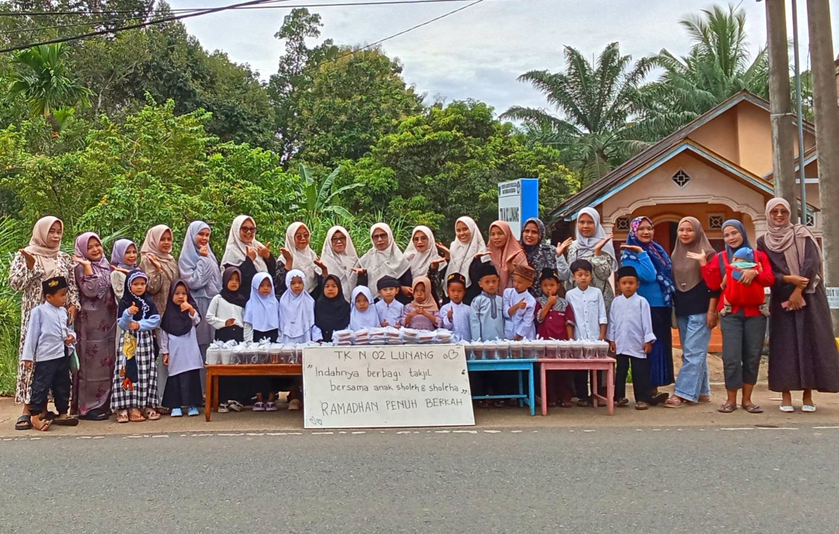 TK Negeri 02 Lunang berbagi Takjil  Gratis